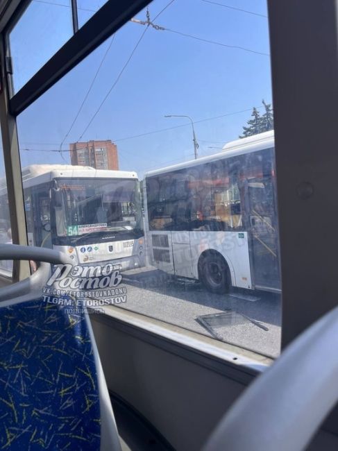 🚌  Два автобуса играли в гонки и столкнулись на Шолохова. У одного из них выпало..