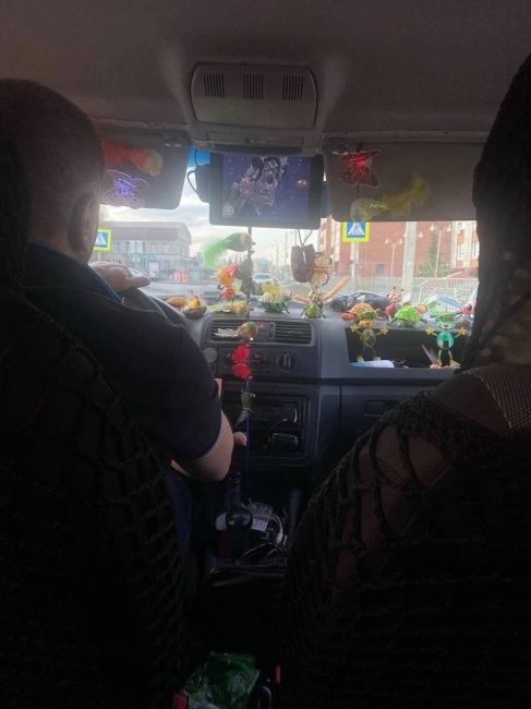 Жители восхищаются таксистом из Искитима, который включает детям караоке и мультики

Салон  у таксиста полон..