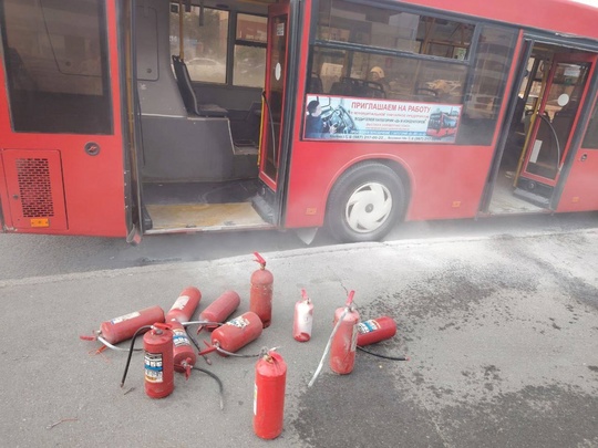 В Казани на остановке "Савиново" загорелся автобус. К счастью, огонь удалось оперативно потушить, и обошлось..