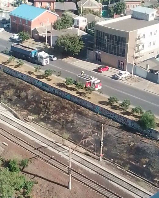 Последствия сегодняшнего [https://vk.com/wall-36039_10070892|пожара на улице Нансена] вдоль железной дороги. Горела сухая..