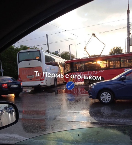 На пересечении Старцева и бульвара Гагарина столкнулись автобус и..