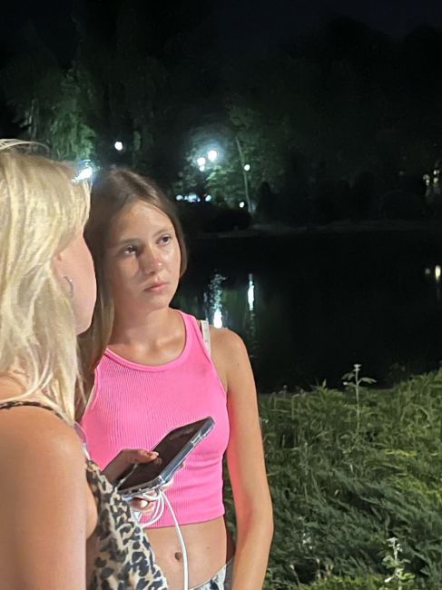 В Крыму дочь местного депутата сбила на самокате ребенка в парке, после чего поехала кататься..