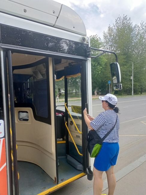 От подписчиков 

Сегодня автобус маршрута 47 водитель с Заостровки до Декабристов ехал с открытой дверью...