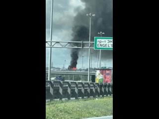 🔥 Автомобиль горит на развязке КАД и Новоприозерское шоссе

Столб чёрного дыма высотой больше 10 метров..