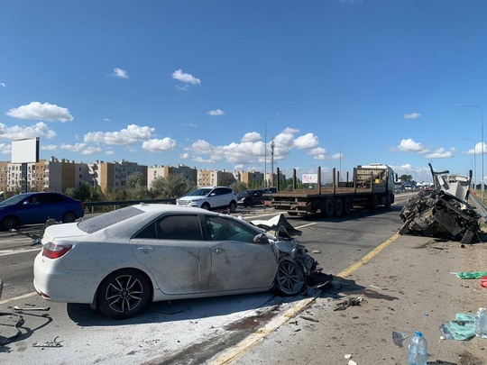 Все что осталось от пострадавших машин, которые попали в аварию под Ростовом.

Как рассказали в ГАИ, Volkswagen Golf..