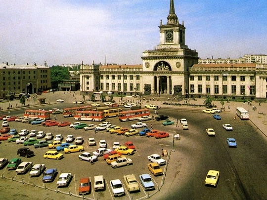 Волгоград раньше – это город разноцветных ВАЗов и «Москвичей» 😍😍😍

🚗🚙🚌 На дорогах города можно было..