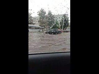 ☔Ливень затопил дороги и дворы в Уфе 
 
Сегодня вечером Уфу и окрестности начало "заливать" и столица местами..