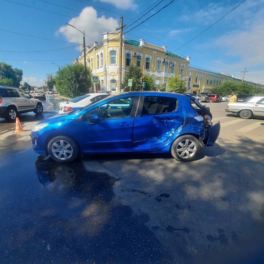 Автоцистерна раздавила «Жигули» с людьми внутри

Авария произошла в Минусинске. В грузовик влетел 46-летний..