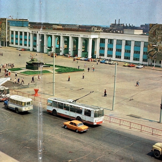 Волгоград раньше – это город разноцветных ВАЗов и «Москвичей» 😍😍😍

🚗🚙🚌 На дорогах города можно было..