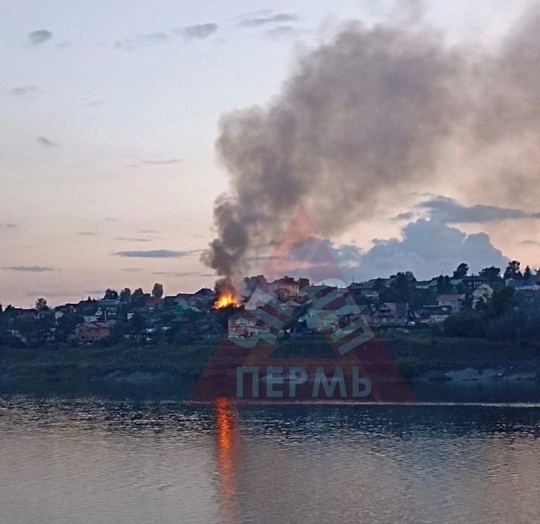 От подписчиков 

Крупный пожар в микрорайоне Заболотная в Лысьве. Вчера, 4 августа, около 9 вечера. Соблюдайте..