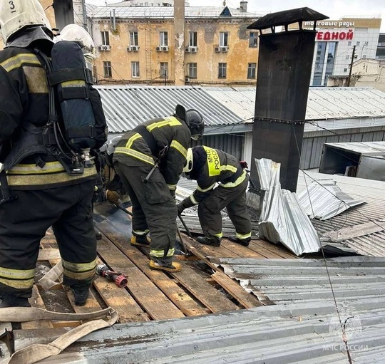 🤯 В здании «Той самой шаурме на Средном» на Костина,13 произошел пожар. 
 
Сообщение о возгорании спасателям..