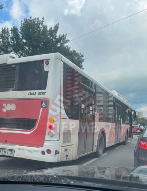 От подписчиков 

Автобус догнал Митсубиси на перекрёстке Мира-Сов.Армии. Пробка в обе стороны, объезжайте по..