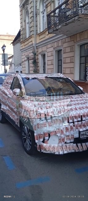 Ростовчане встретили на улице города обклеенный пятитысячными купюрами автомобиль.

Дорого,богато..