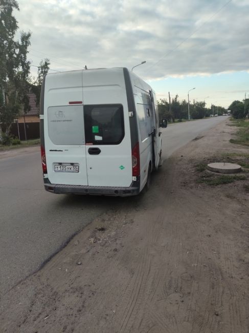 Прошу анонимно !
Сегодня 
Где то в 19;30 на остановке 20 ЛЕТ РККА ,Данный водитель 353 маршрута  показал всю свою..