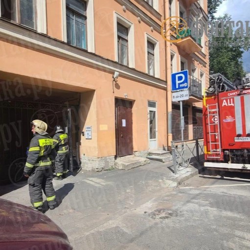 В Петербурге эвакуируют жилой дом из-за угрозы обрушения

Дом 1/44 на Большой Зелениной улице эвакуируют дом..