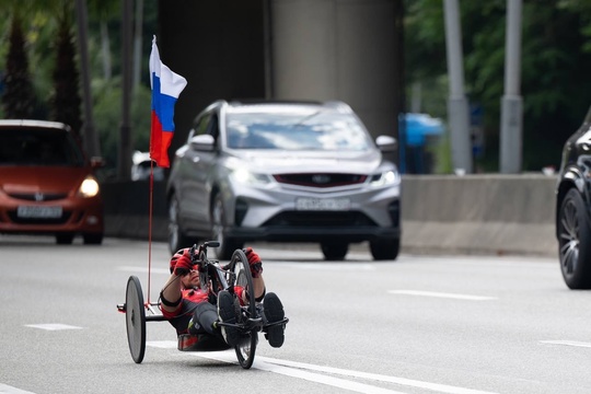 Параатлет Ярослав Святославский отправился из Сириуса в Крым на велосипеде с ручным приводом

Параатлет..