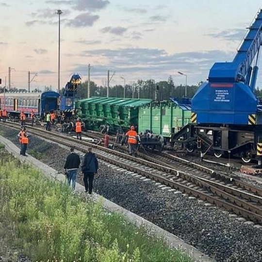 В Ленинградской области на станции Лужская при расцепке подвижного состава два грузовых вагона с углем..