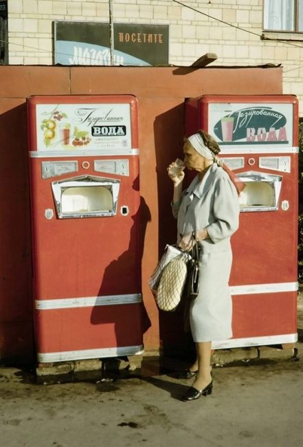 Автоматы с газированной водой на Ломоносовском проспекте, 1959

И никого не смущало, что стакан один на..