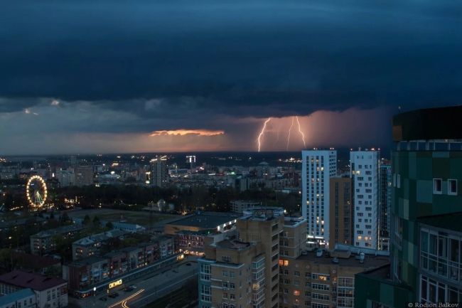 ⚡Сегодня в ближайшие 1 – 3 часа и до конца дня местами в крае ожидаются очень сильный дождь, сильный ливень,..