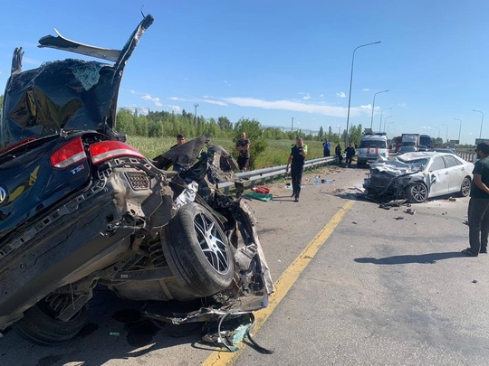 Все что осталось от пострадавших машин, которые попали в аварию под Ростовом.

Как рассказали в ГАИ, Volkswagen Golf..