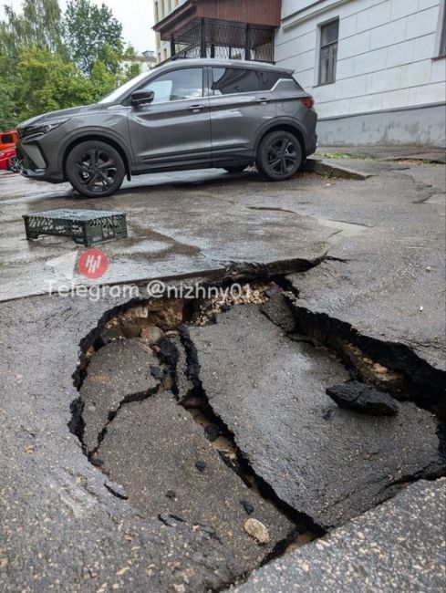 🗣️ «В центре города на фоне исторического здания Нижегородского острога раскрылся земной разлом, который..