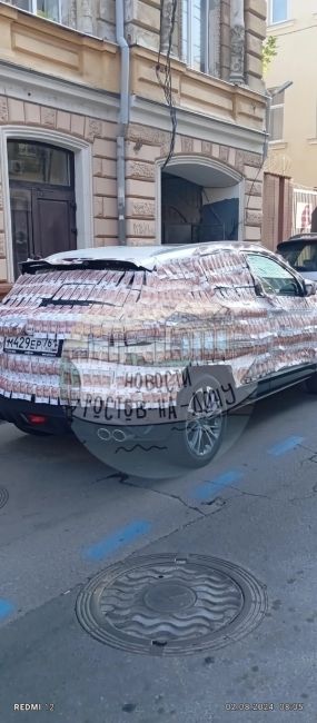 Ростовчане встретили на улице города обклеенный пятитысячными купюрами автомобиль.

Дорого,богато..