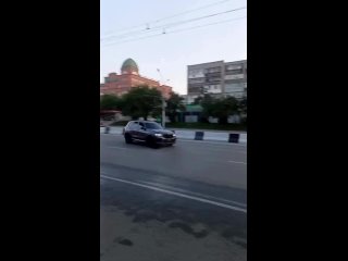 В Новосибирске Х5 эпично размотался о припаркованные авто. Разбито оказалось 7 авто, водитель BMW..