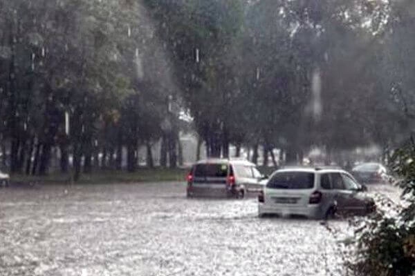 В Самаре после дождя 14 августа по дорогам «поплыли» автомобили 

Снимками потопа поделились горожане в..