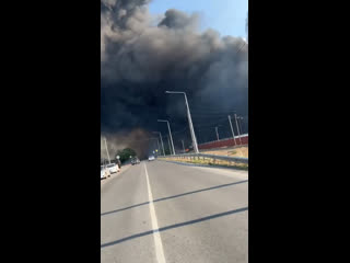 В Азове продолжают гореть покрышки. К месту возгорания выдвинулся пожарный поезд..