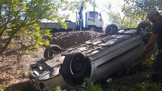 Вчера вечером на дороге возле карьера у Богдановки водитель неудачно развернулся. Машину снесло в овраг и..