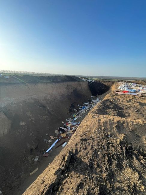 В Суворовском микрорайоне организована незаконная свалка, сообщает наш читатель.

«На окраине микрорайона..