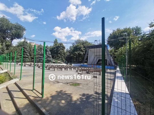 В парке Горького территорию вокруг сцены уличного театра оградили зелёным решётчатым забором.

Как..