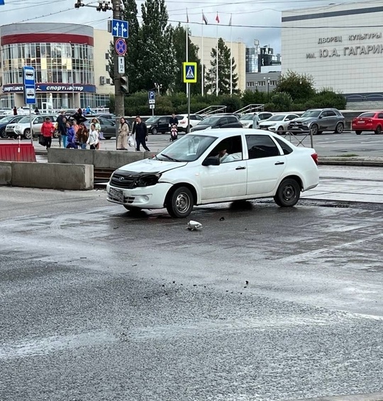 От подписчиков 

ДТП на ул. Мира, напротив ДК Гагарина сегодня. Не торопитесь за рулем, спешка до добра не..