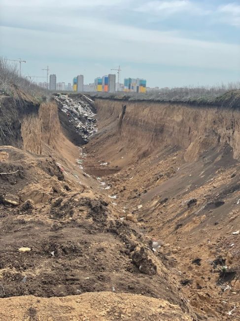 В Суворовском микрорайоне организована незаконная свалка, сообщает наш читатель.

«На окраине микрорайона..