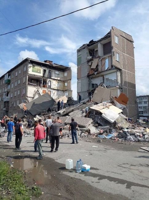 ⚠Взрыв газа произошел в многоэтажке в Нижнем Тагиле, обрушился целый подъезд. Под завалами находятся люди, в..