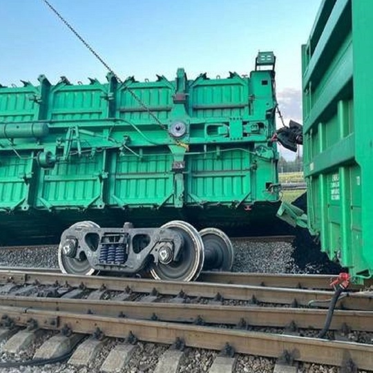 В Ленинградской области на станции Лужская при расцепке подвижного состава два грузовых вагона с углем..