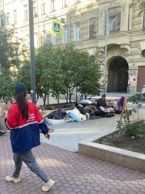 Петербуржцы жалуются на бездомных, которые поселились прямо на Большой Московской улице у станции метро..