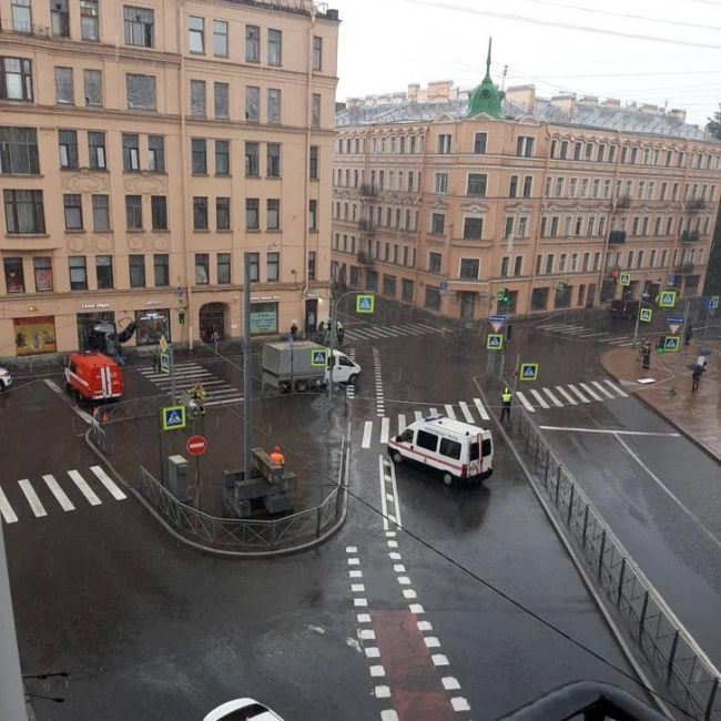 В Петербурге эвакуируют жилой дом из-за угрозы обрушения

Дом 1/44 на Большой Зелениной улице эвакуируют дом..