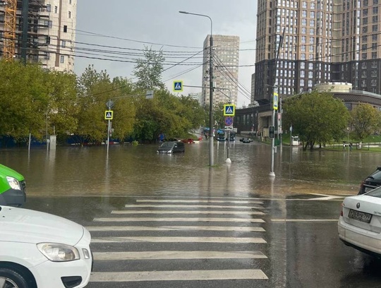 Из-за потопа в Москве перекрыли две улицы.

Временно нет движения на улице Покрышкина и на проспекте..