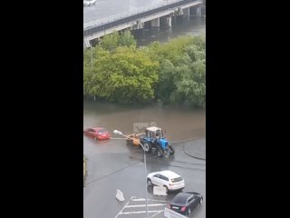 🚗 Автомобиль застрял под мостом
 
Водитель решил проехать через затопленный участок дороги, вот только..