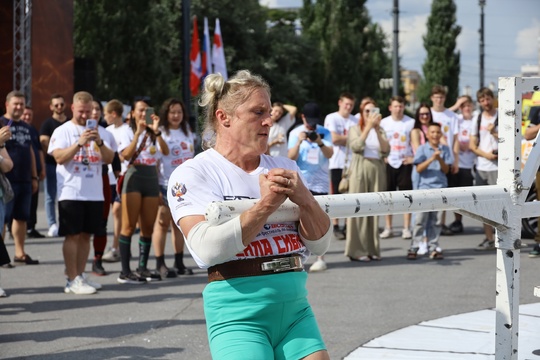 💪🏻 Самая сильная женщина России, Екатерина Зайцева из Магнитогорска, установила новый рекорд на фестивале..