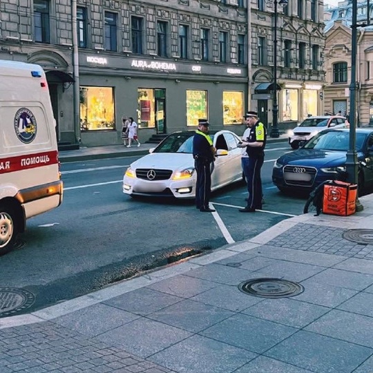 В Петроградском районе белый Mercedes сбил доставщика с велосипеда.
 
Накануне вечером курьер спокойно ехал на..