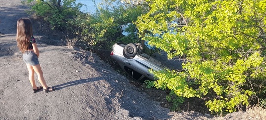 Вчера вечером на дороге возле карьера у Богдановки водитель неудачно развернулся. Машину снесло в овраг и..