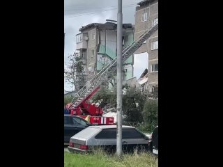 В Нижнем Тагиле в пятиэтажном доме произошел взрыв газа.

Полностью обрушился один из подъездов.

Из завалов..