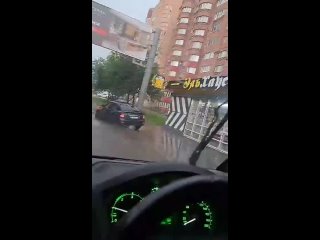 ☔Ливень затопил дороги и дворы в Уфе 
 
Сегодня вечером Уфу и окрестности начало "заливать" и столица местами..