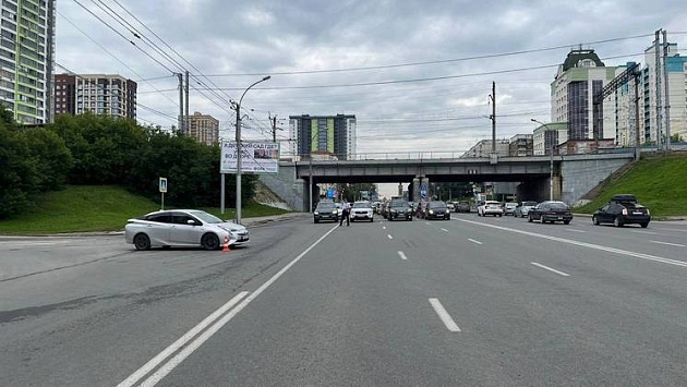 Пострадавшую доставили в больницу, о характере полученных ею травм не сообщается

В Заельцовском районе..