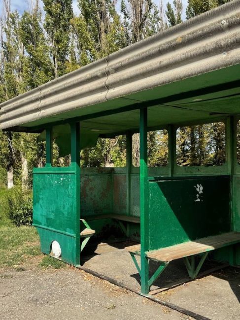 Старая советская автобусная остановка, сделанная в 
форме трамвая🚃

Такое вот чудо, нам удалось обнаружить..