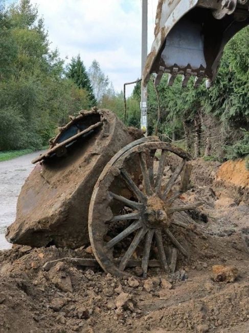 На даче в Ленобласти откопали уникальный экспонат периода Первой мировой войны 

Это полевая походная кухня...