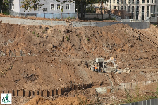 🏗🌳🚜 
 
Что происходит в Почаинском овраге? 
 
Перед зданием "Сердца Нижнего" на левой бровке оврага уже..