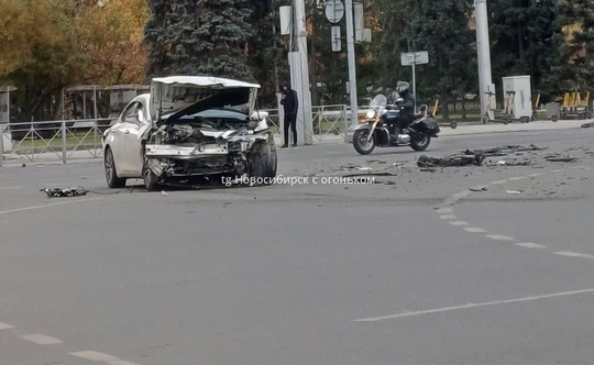 Утром на Ленина произошло столкновение двух автомобилей

Пассажир синего Haval вылетел после удара и пролетел..